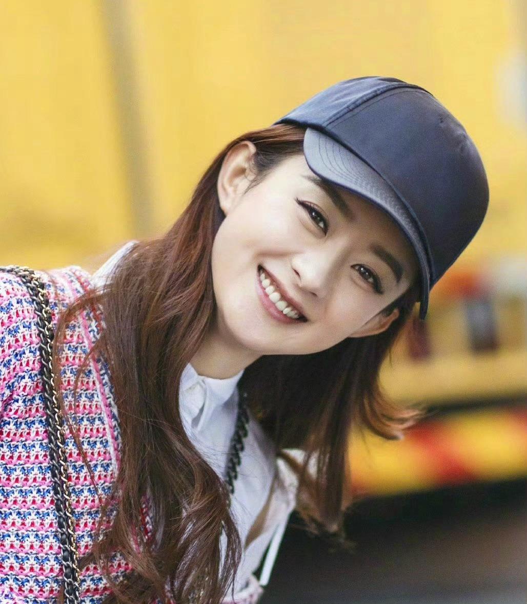 赵丽颖的脸型真的堪称标准巴掌脸，线条精致又小巧，五官清丽舒展，越看越有韵味。