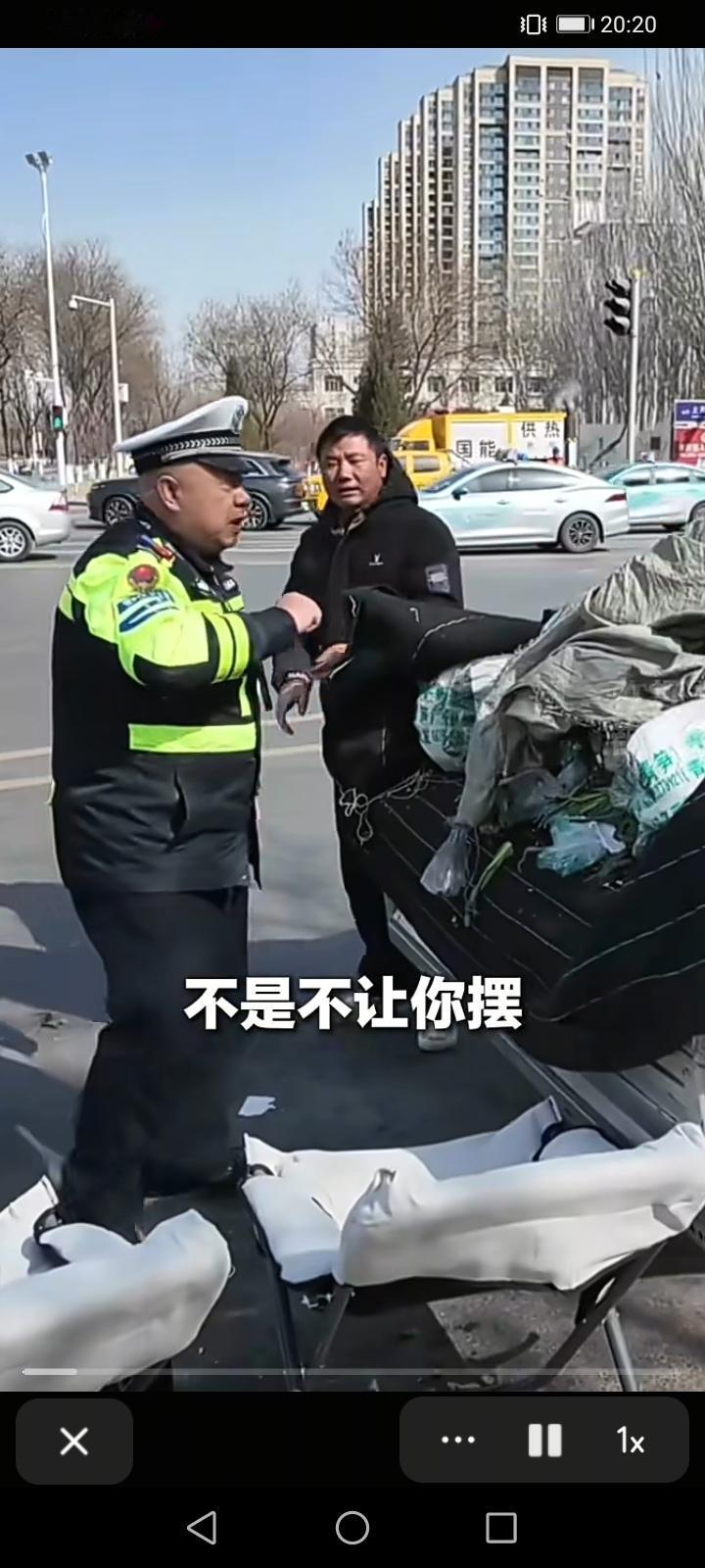 宁夏银川这个交警不一般，近日在马路边看到一名皮肤黝黑的男子带着一个漂亮的小女孩在