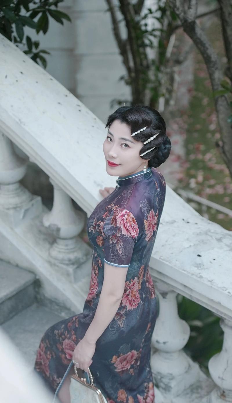 旗袍，是写给东方女性的一首诗。它为何如此契合？-剪裁如诗：高领收颈显温婉