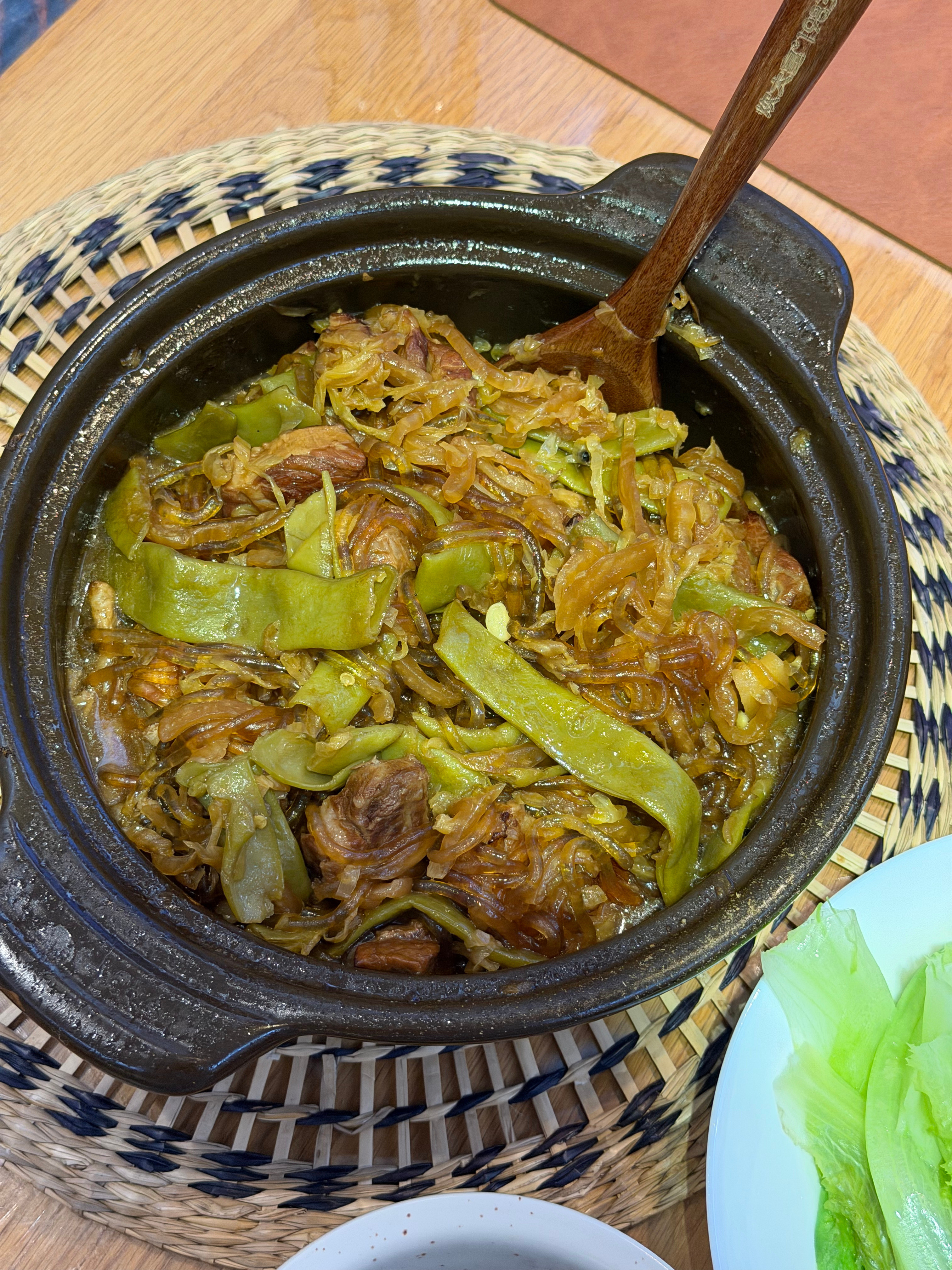 厨子窝了一锅排骨酸菜豆角粉条美很！！！