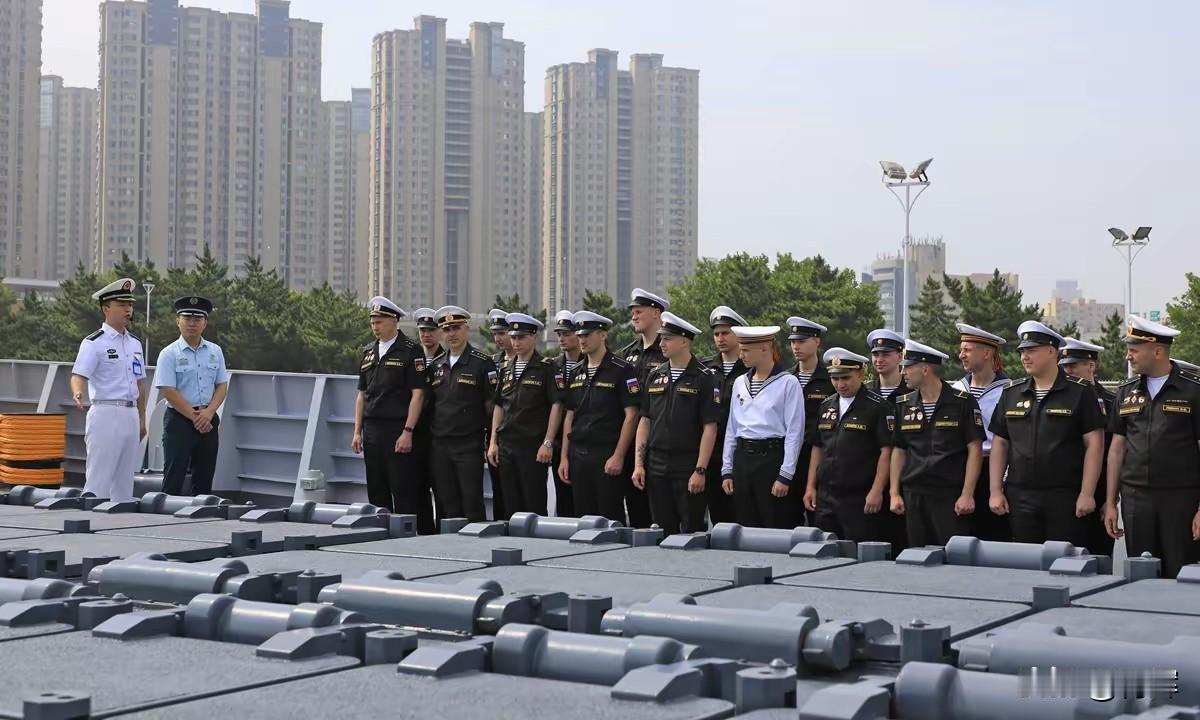 站在052D的垂发前，俄罗斯海军没有一个笑的这是7月6号中俄联合演习过程中，两