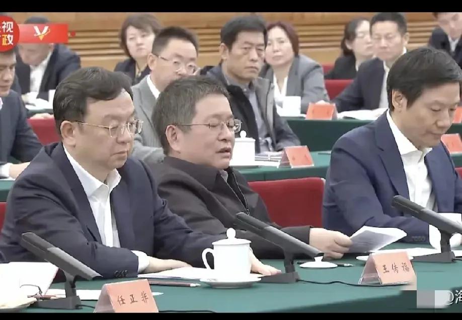 没想到座谈会最大热点不是马云回归也不是90后宇树王兴兴，而是虞仁荣的“坐没坐相”