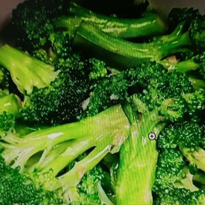 冬天想少生病，这六样“青霉素菜”值得多吃！首先是洋葱，它含有大蒜素等抗菌成分，