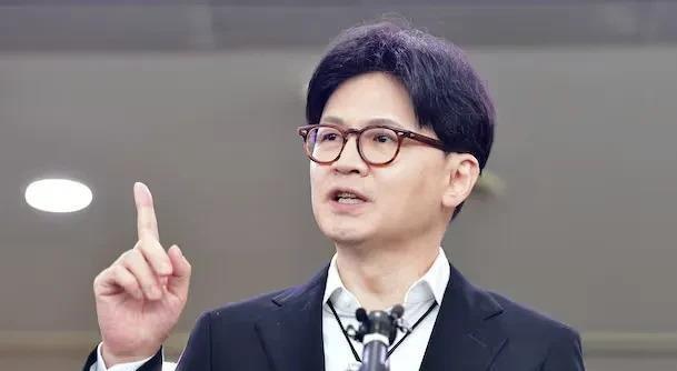 韩东勋急眼了：国民力量党也阻止过戒严，这法不能这么搞！最近韩国在野党共同民主党