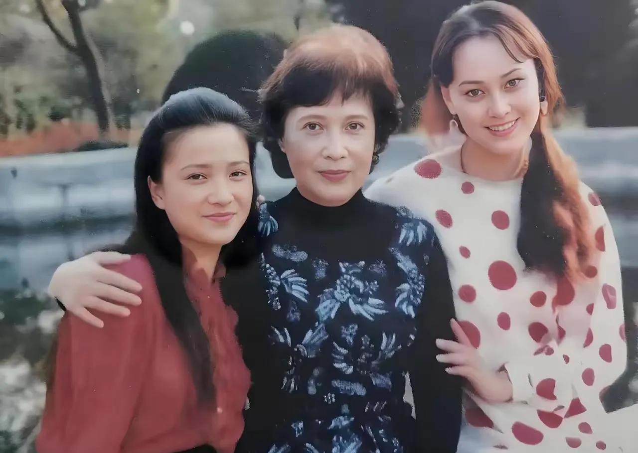 偶然翻出一张上世纪90年代的老照片，上面是何晴、秦怡和宋佳的合影，一瞬间就被深深