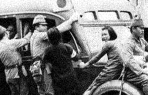 1942年，一个年仅15岁的少女惨遭五六个日寇轮番蹂躏。更令人痛心的是，这个可怜