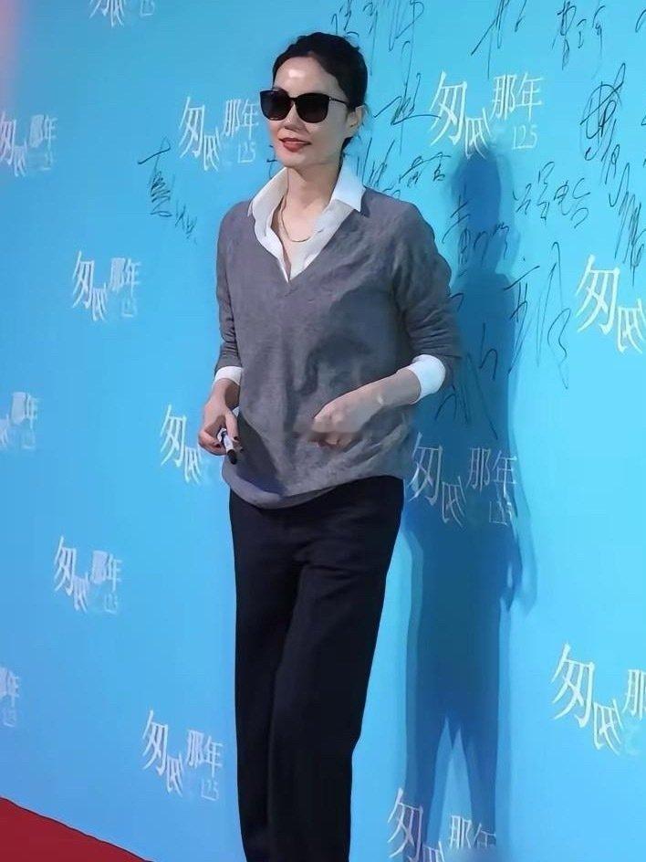 当年王菲就穿一件灰色针织衫去参加《匆匆那年》首映礼，周围女明星全都高定加身，她却连妆都懒得画、这松弛