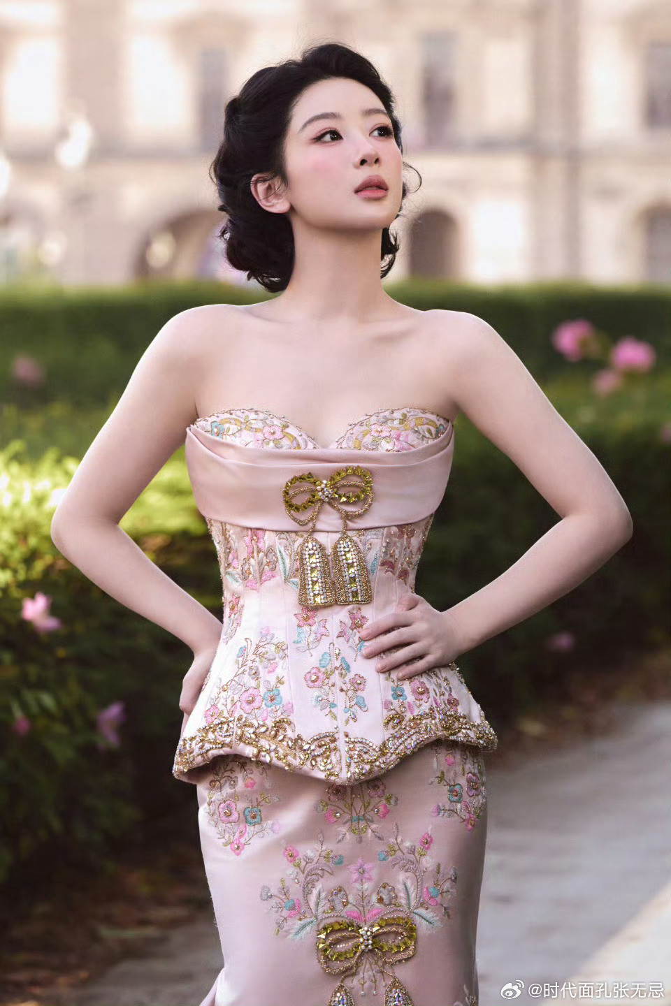 杨紫穿了祖海顶级高定造型太美啦！紫气东来玉兰花开杨紫杨紫一路繁华一路芬芳杨紫