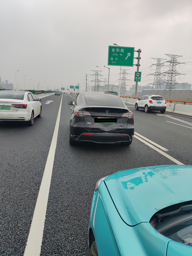 提车两周被追尾这个事情我有几点不爽：1、被追尾了居然没有自动记录下来，这功能