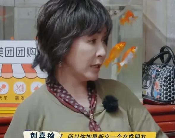 张柏芝拼命生孩子，根本不是因为喜欢小孩。她在刘嘉玲的访谈里坦白：年轻时被背叛太