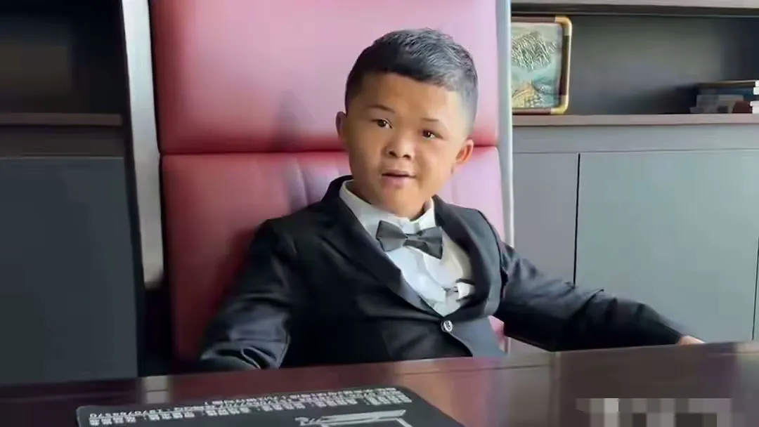 小马云范小勤，如今跑去演霸总短剧，靠着那张酷似马云的脸，又成了流量达人。不少网友调侃，感觉是把老马云