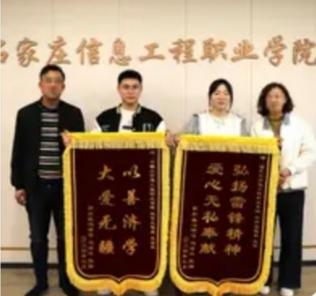 2024年，河北2名大学生坐网约车，然而刚走1公里，司机就把车停在路边，对他们说