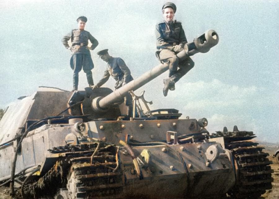 1943年8月23日，库尔斯克战役胜利结束，一辆德军的斐迪南重型坦克歼击车被完整