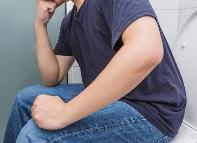 常年便秘不是肠道问题？中医解释：根在肺与大肠经失调。不调经络，再多通便药也白吃