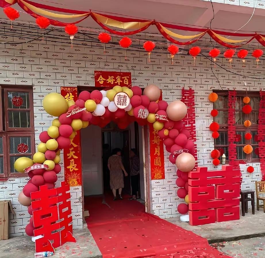 我弟弟今年十月一号结婚，我作为姐姐随礼肯定不能少，我打算随两万。攥着手机跟闺蜜