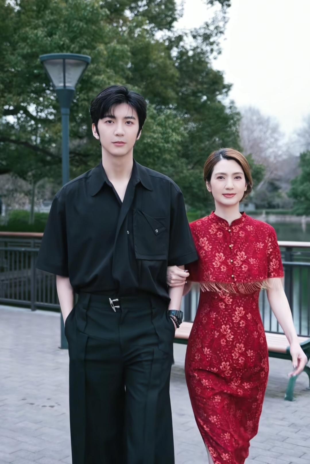 张镐濂和妈妈洪欣视频同框，儿子高大帅气，让网友们羡慕不已，都说洪欣好福气，不但儿