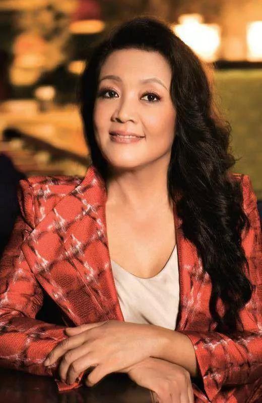 乍看，大S和前婆婆张兰长得还有点相像，都是圆润的脸蛋，精致的五官，都属于大美女级