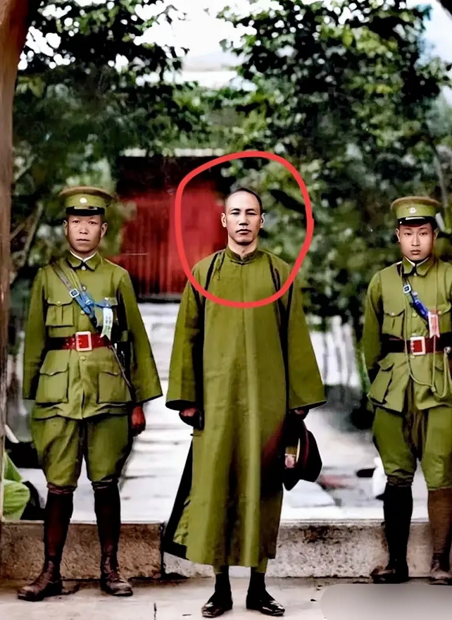 1927年，40岁的蒋介石参观南京明孝陵时，与身边卫兵合影留念。他此行有两个目的