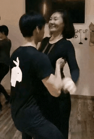 现在这种专门教大嫂、大妈跳舞的舞厅开了很多，这证明大嫂、大妈的市场很好挣！