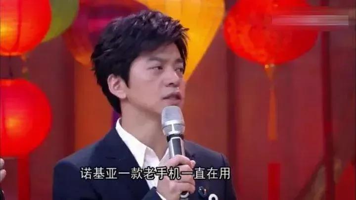 一次节目里，谢霆锋要加李健V信，李健连连摆手说:“不好意思，加不了”。谢霆锋尴