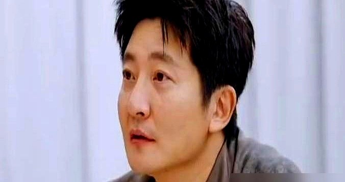 当着镜头直呼“何炅”，弹幕瞬间炸锅，全在骂郭京飞飘了，连句何老师都不叫。郭京飞直接撂底：我俩好到能卸