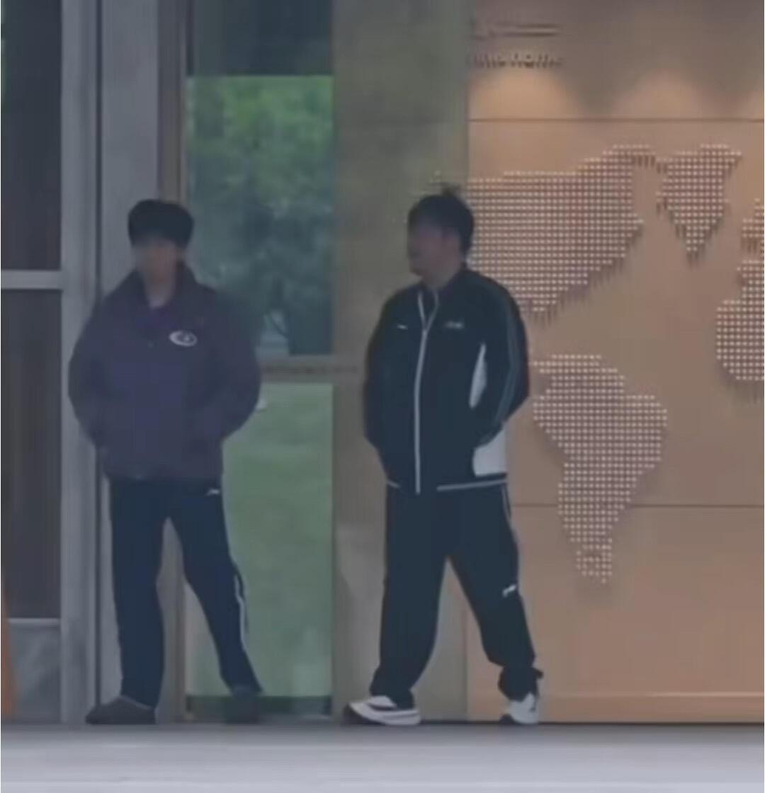 王楚钦真的好让人惊喜，早上又起来集合训练，一群兄弟，嘻嘻笑笑着一天就过去了！楚