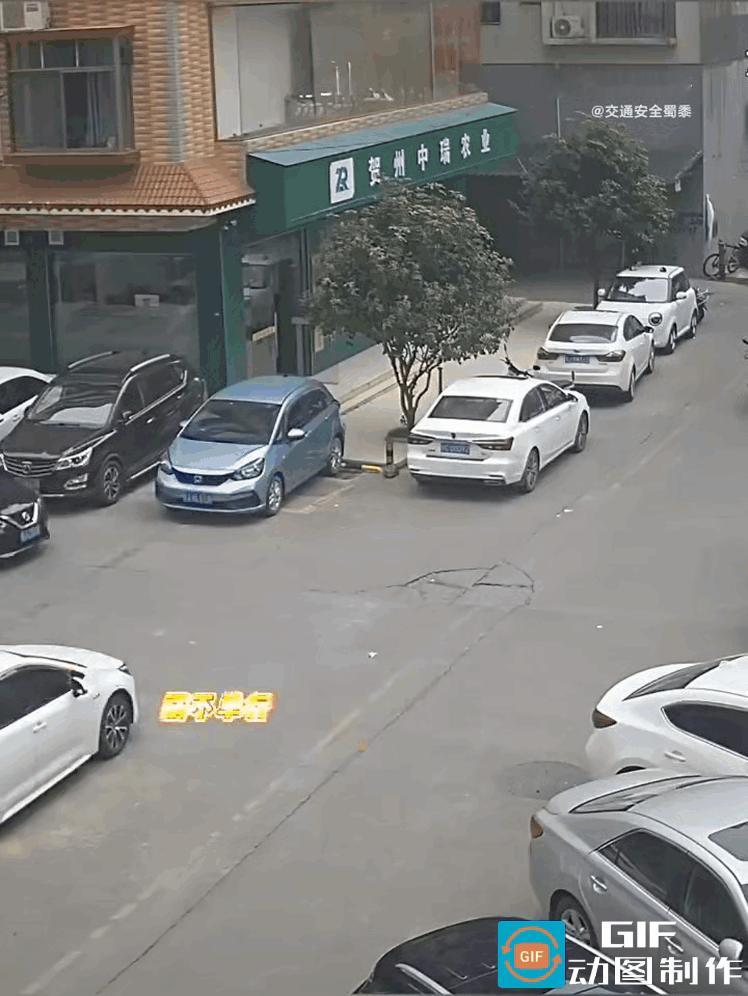 女子骑电动车直行被转弯的黑车撞翻，面对前来处理事故的交警，女子说了一句话，把交警