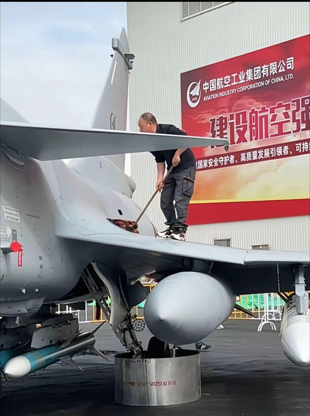 J-10：哟~~~瞧着娇贵劲的~~~有实战经验嘛？​​​