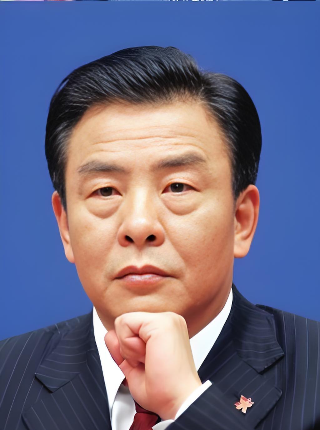他曾任重庆市长，主政重庆期间，统筹三峡100多万移民搬迁安置，大力完善交通网络与
