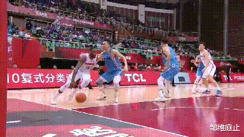 威姆斯上来后,广东队的内线更弱了,但是进攻好起来,比分也追了上来