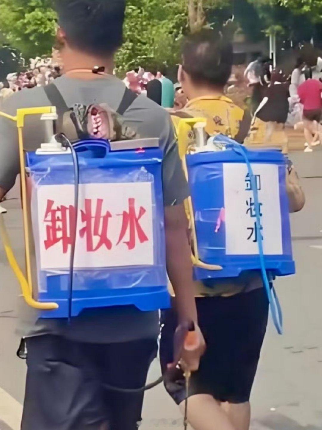 泼水节性骚扰变味了，泼水节竟然变成了高压水枪的肆意妄为。这些所谓的装备原本就是