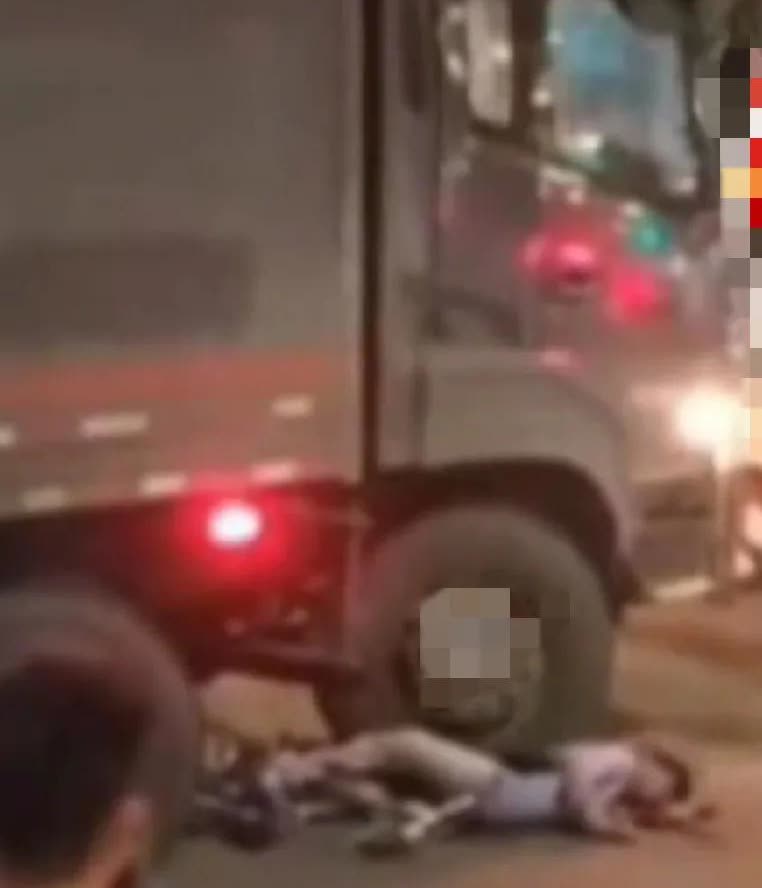 女子当场身亡现场太惨烈了，骑电瓶女子当场死亡。车祸猛于虎啊！这你说