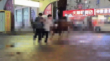 自欺欺人。6月21日凌晨，湖南长沙地铁5号线万家丽站附近，马王堆市场一头待宰的