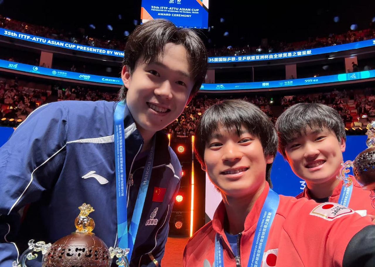 王楚钦咋没有单独拍一张冠军自拍照啊[笑着哭]，这是2026海口亚洲杯男单冠亚军自