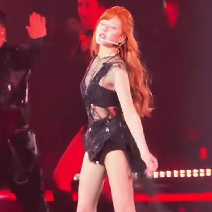 感觉赵露思更适合走网红这个赛道，当演员，演技浮夸了点，没有层次，最拿得出手的