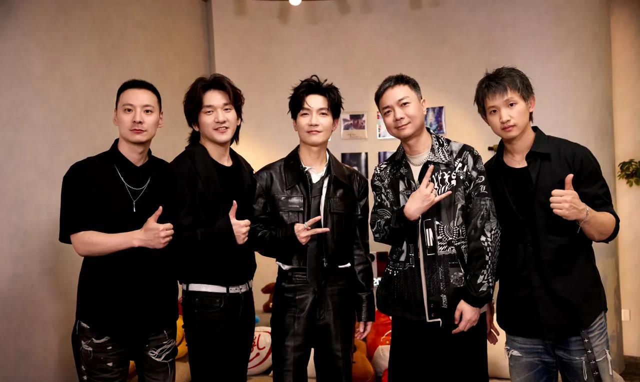 现在明白了歌手第六场的赛制为什么是双曲袭榜！第一，单曲袭榜单依纯不好看，格莱美