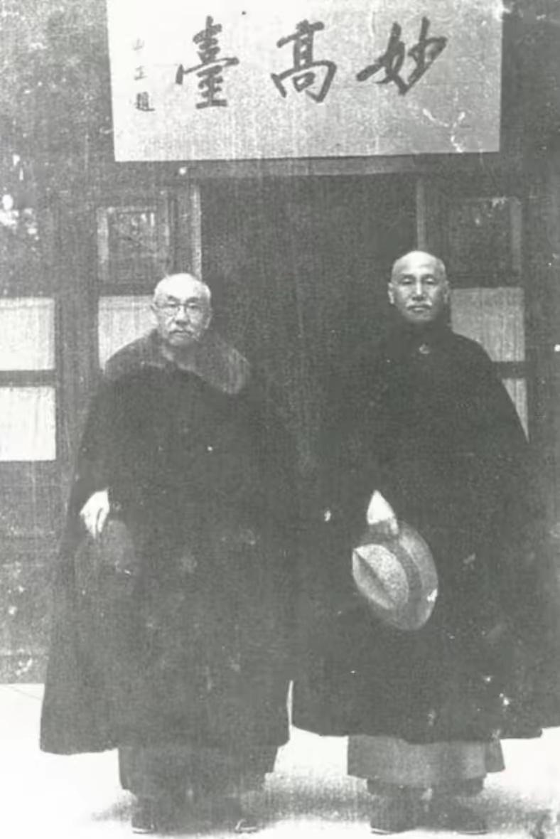 这是1949年1月，阎锡山专程前来浙江宁波奉化溪口拜访下野的蒋介石，二人在蒋介石