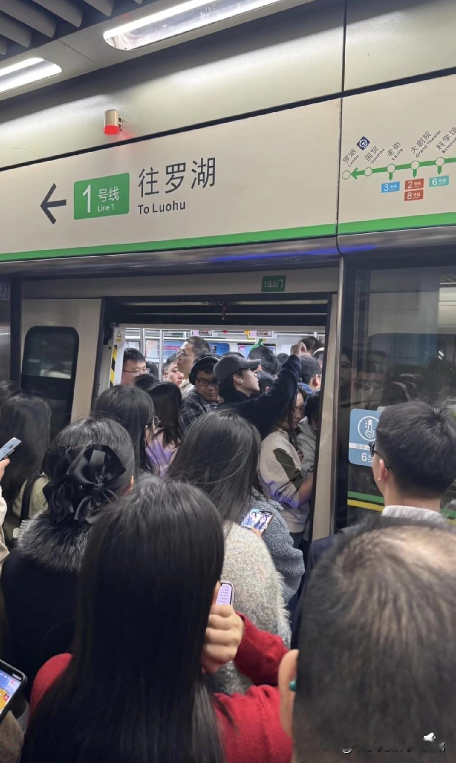 深圳早高峰暴击，今天被1号线按在门上搓!小姐姐脸贴玻璃憋出痛苦面具，我被人潮