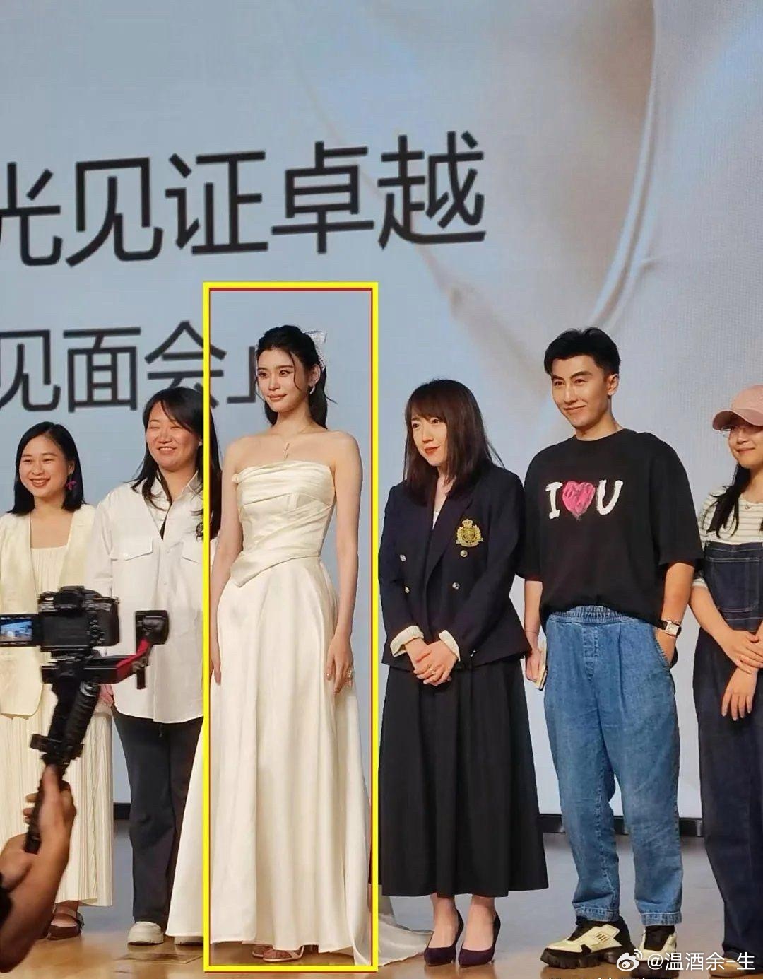 我去，路人视角下的奚梦瑶长这样？？？👍其实本人比照片还要美，本人还特别温柔，脸