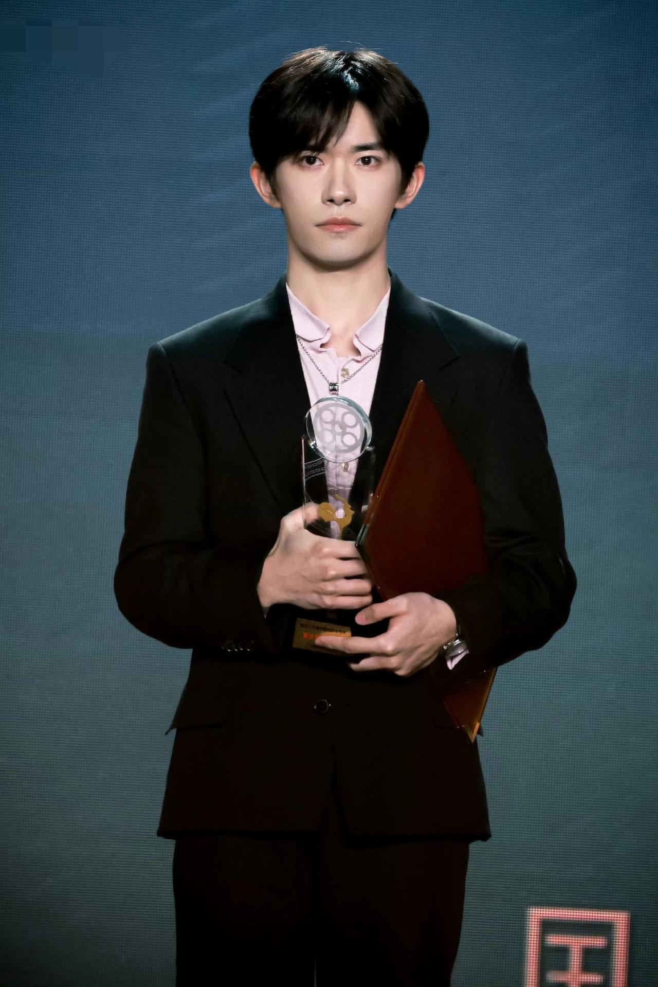 今年的金鸡奖最大看点是最佳男主角，两次金鸡奖获得者黄晓明，一次金鸡奖获得者朱一龙