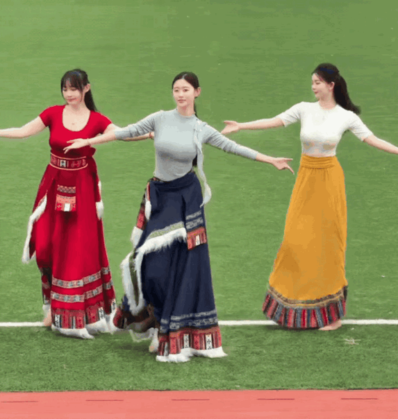这是哪个民族的服饰？