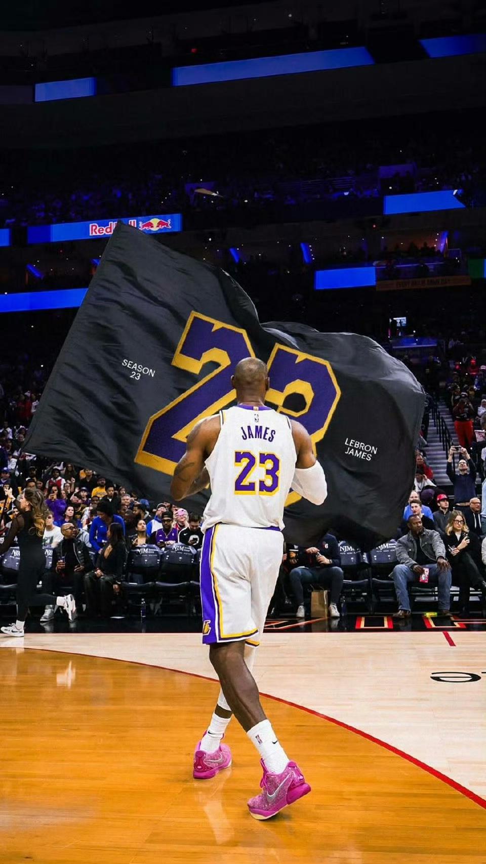 詹皇16分领衔生涯最低天团！当41岁的詹姆斯开始‘啃老’自己16.1分的生涯最