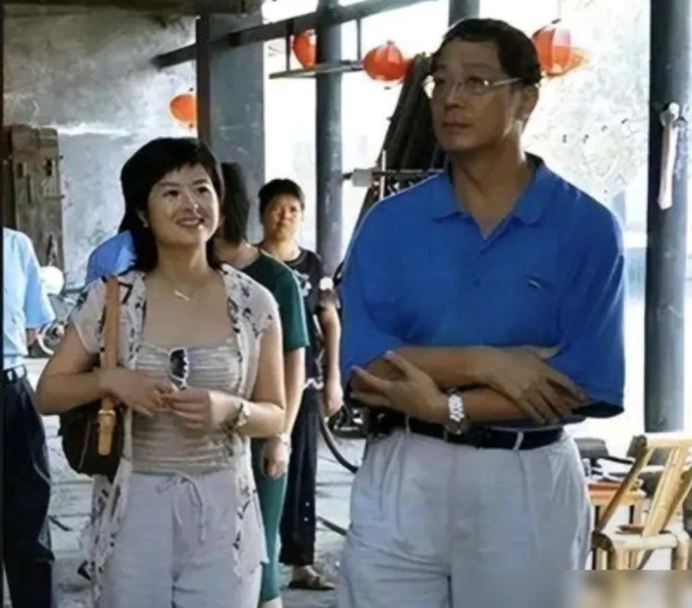 张泉灵的老公比她大18岁。2000年，27岁的张泉灵嫁给了45岁的李铁。李铁是著