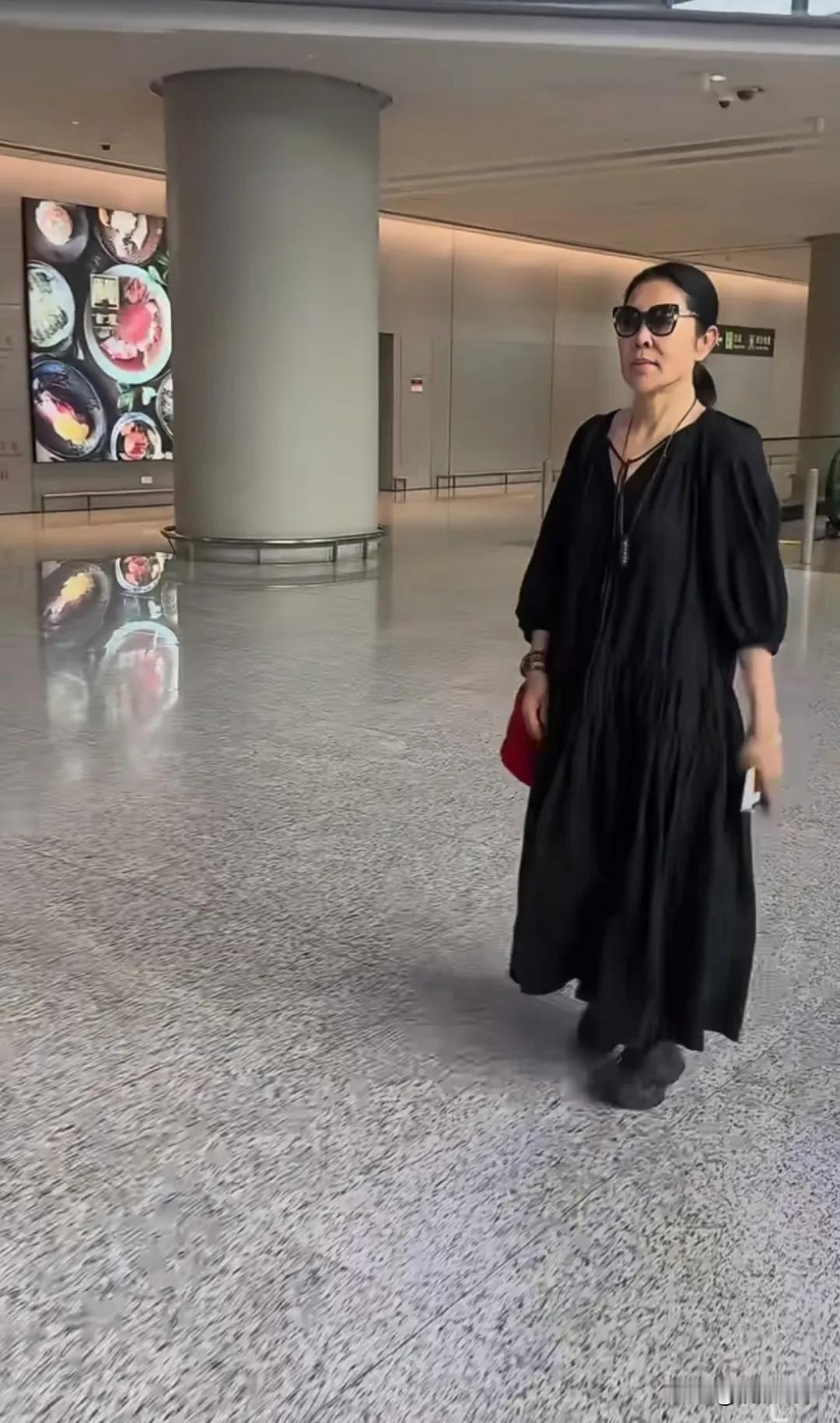 你看这时间等过谁啊[祈祷][祈祷]倪萍走机场，穿着一身黑色宽松长裙的她，显得有