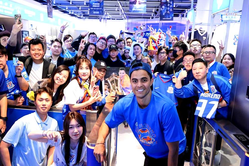 可你还记得吗当年哥？浦东机场，莫雷诺牵着女儿一出来，几百个蓝衣球迷瞬间沸