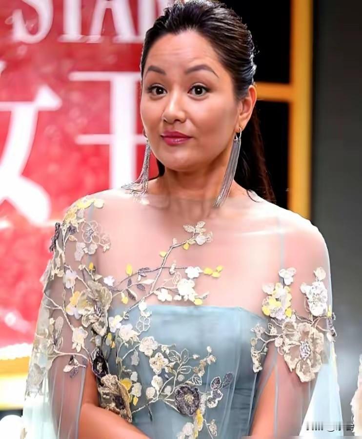 拒绝胡兵三十年，瞿颖活出了真·顶配人生。清迈千万别墅，外籍机长男友，把继女视如