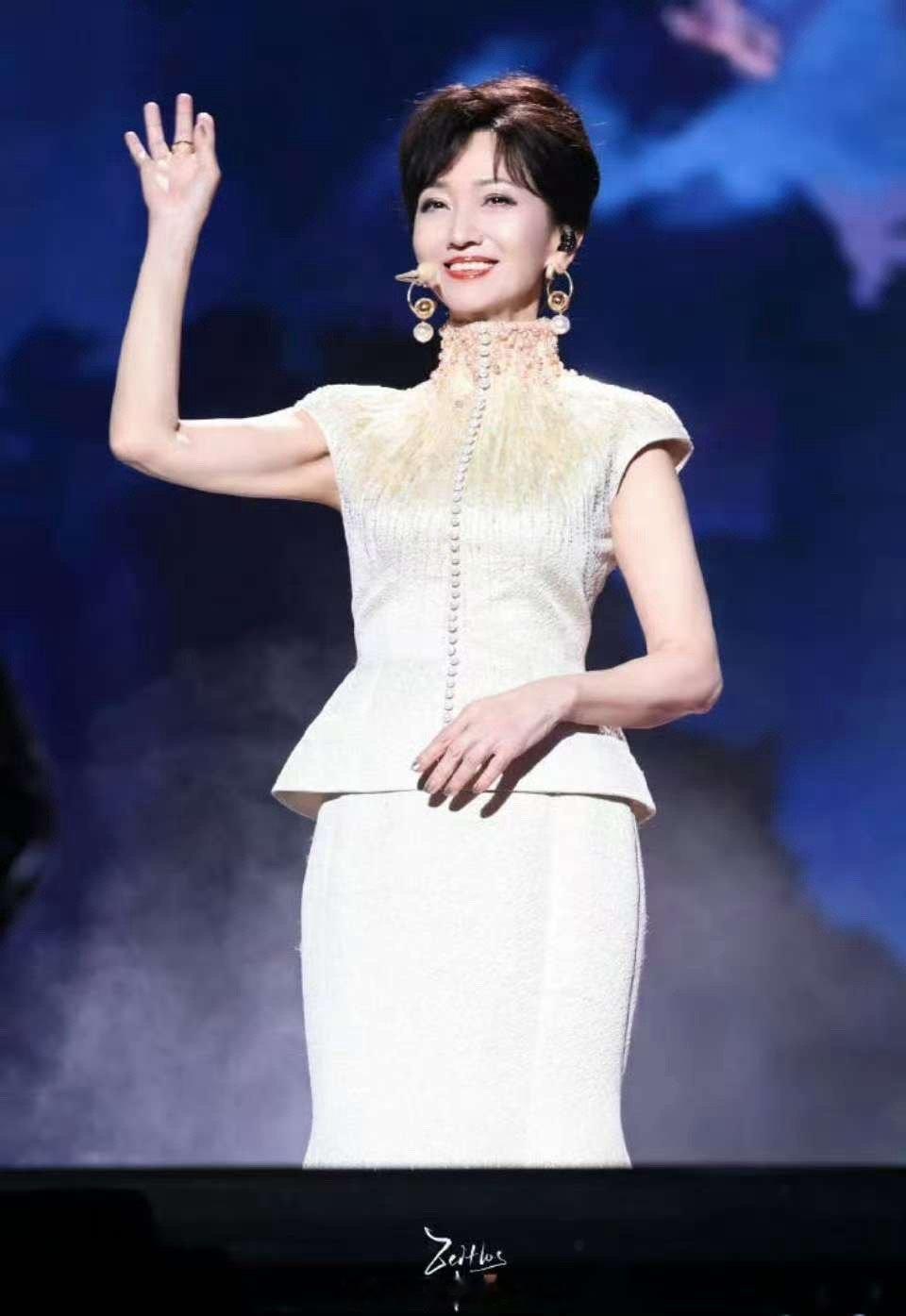 赵雅芝谈不扮白素贞造型的原因不刻意重现年轻时的角色，是赵雅芝对艺术的尊重，她明