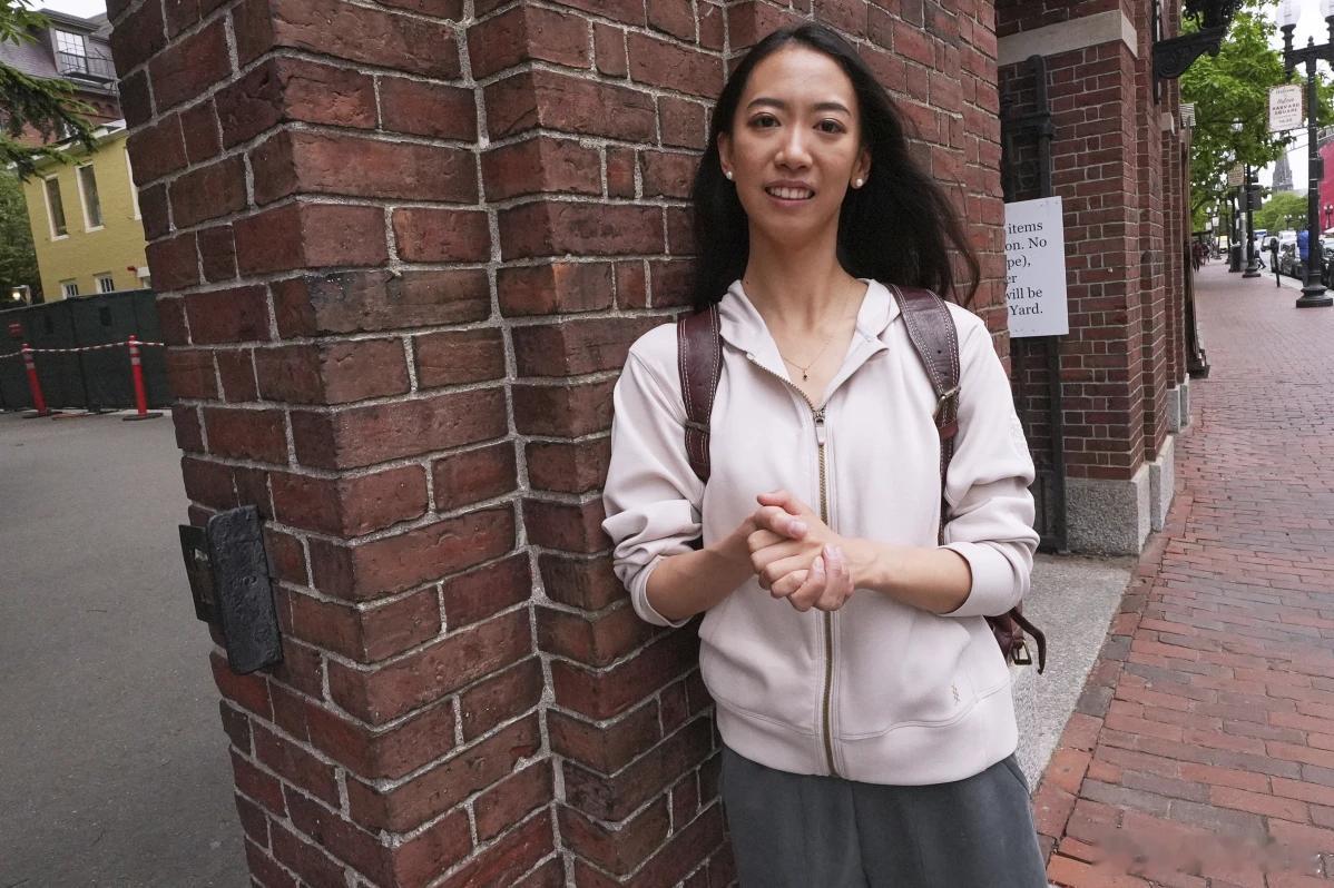 【中国学生在哈佛毕业典礼演讲中强调人性】（美联社）——在哈佛大学毕业典礼上发表感
