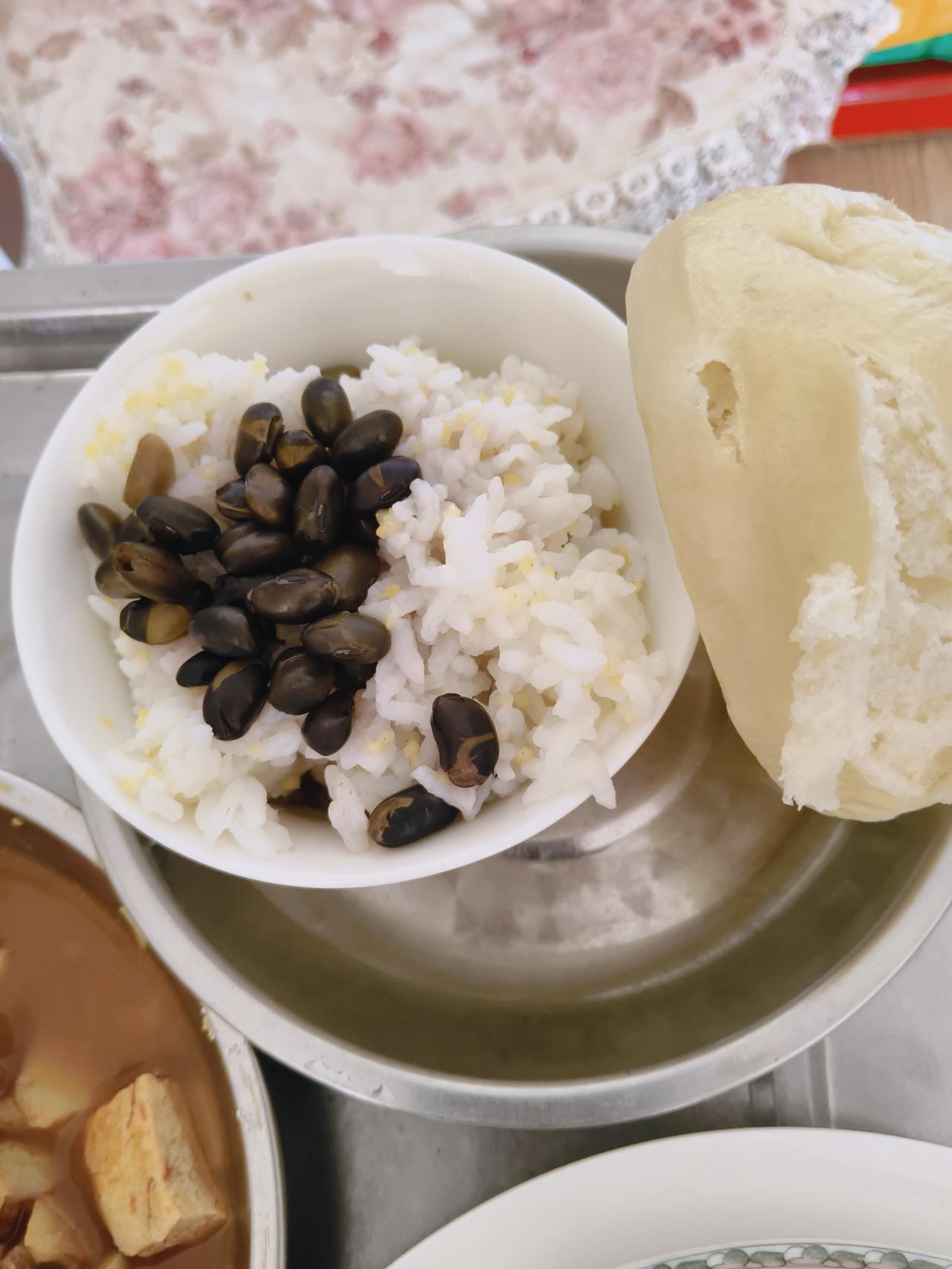 豆腐乳之殇食堂早餐有豆腐乳，还有很多小凉拌菜，但是都偏辣，我一吃辣