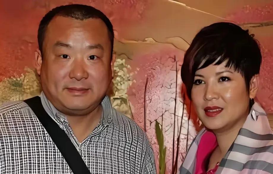 1994年，正值青春年华的杭天琪，不顾父母反对，嫁给了年长她十几岁的张**。然而